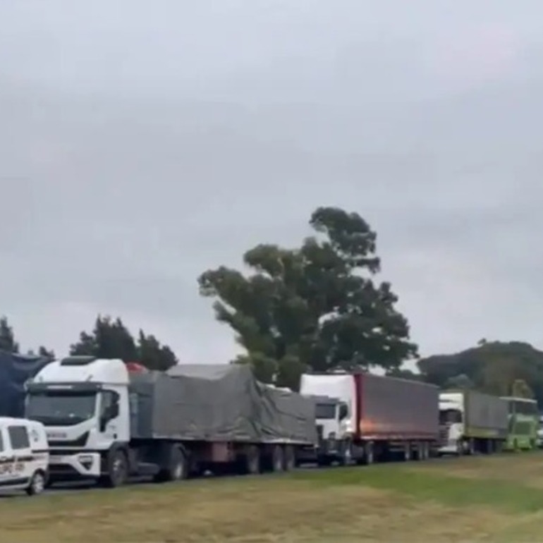 Imagen de Dos choques en la autopista Rosario- Buenos Aires: seis camiones involucrados, un muerto y heridos