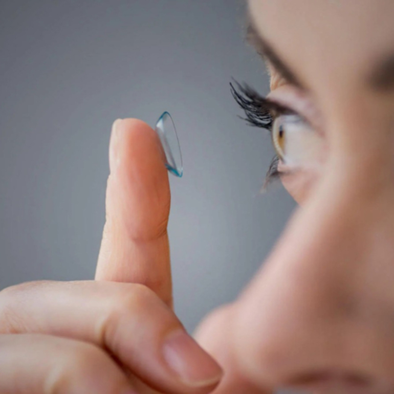 Imagen de Alerta sanitaria: ANMAT prohibi&oacute; la venta de una marca de lentes de contacto y soluci&oacute;n salina en todo el pa&iacute;s