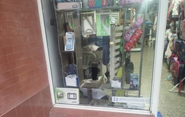 Imagen de Robo y da&ntilde;os en un local de Juan B. Justo al 300