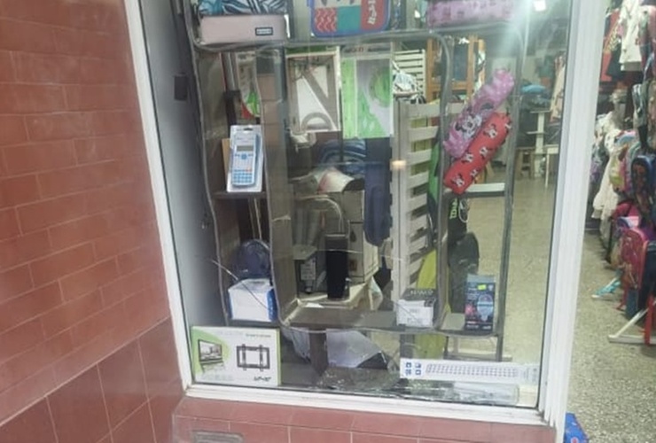 Imagen de Robo y da&ntilde;os en un local de Juan B. Justo al 300