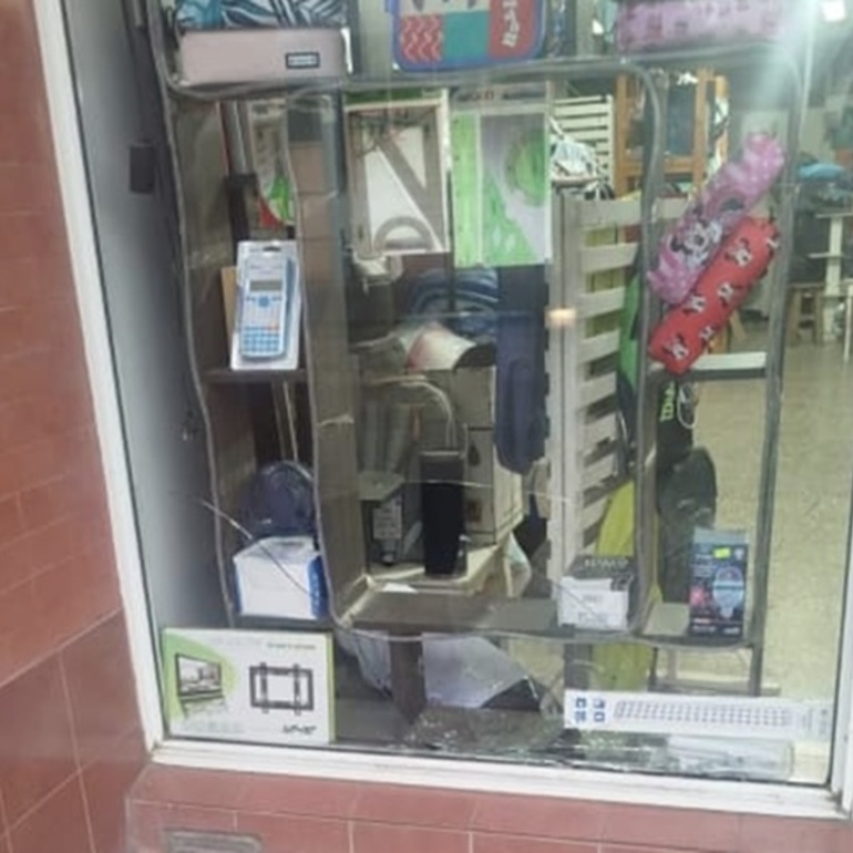 Imagen de Robo y da&ntilde;os en un local de Juan B. Justo al 300