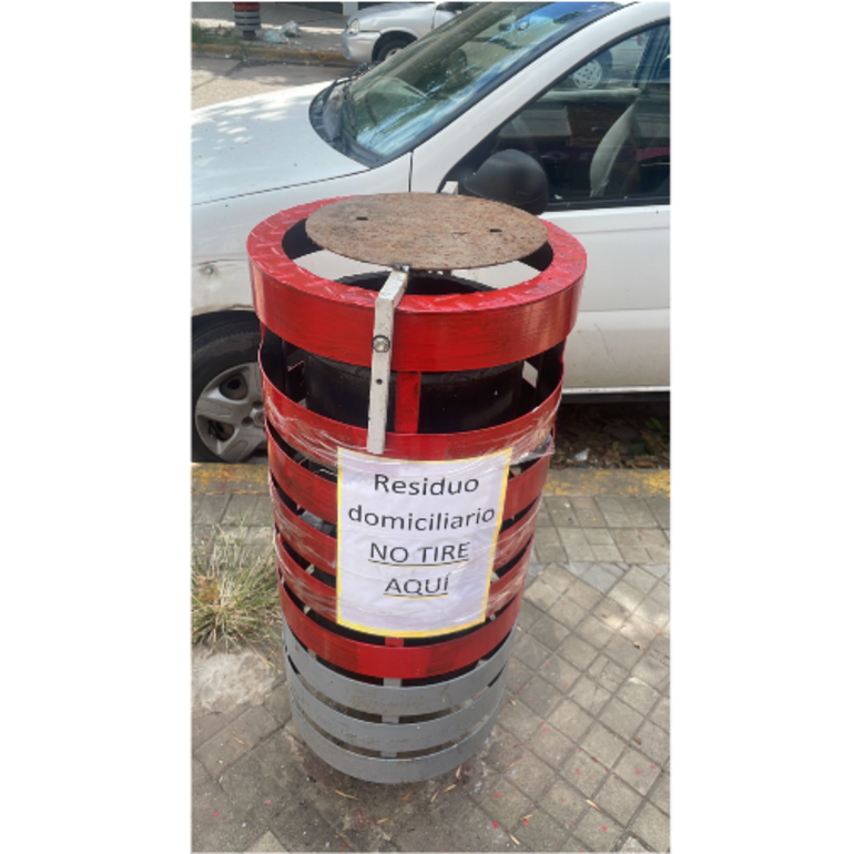 Imagen de Arroyo Seco: Sellaron un cesto de basura en plena vereda