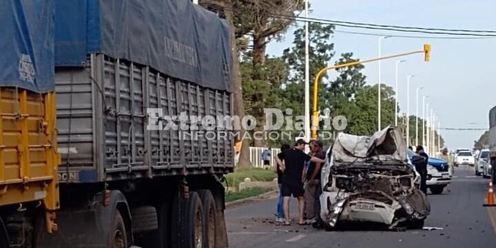 Imagen de Siniestro vial en Ruta 21: Fuerte choque entre un cami&oacute;n y un autom&oacute;vil a la altura de Tecnolagos