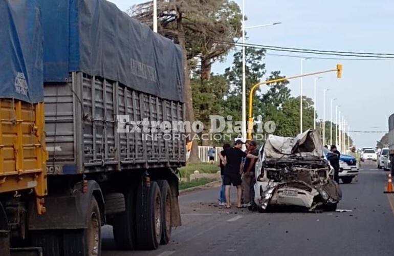 Imagen de Siniestro vial en Ruta 21: Fuerte choque entre un cami&oacute;n y un autom&oacute;vil a la altura de Tecnolagos