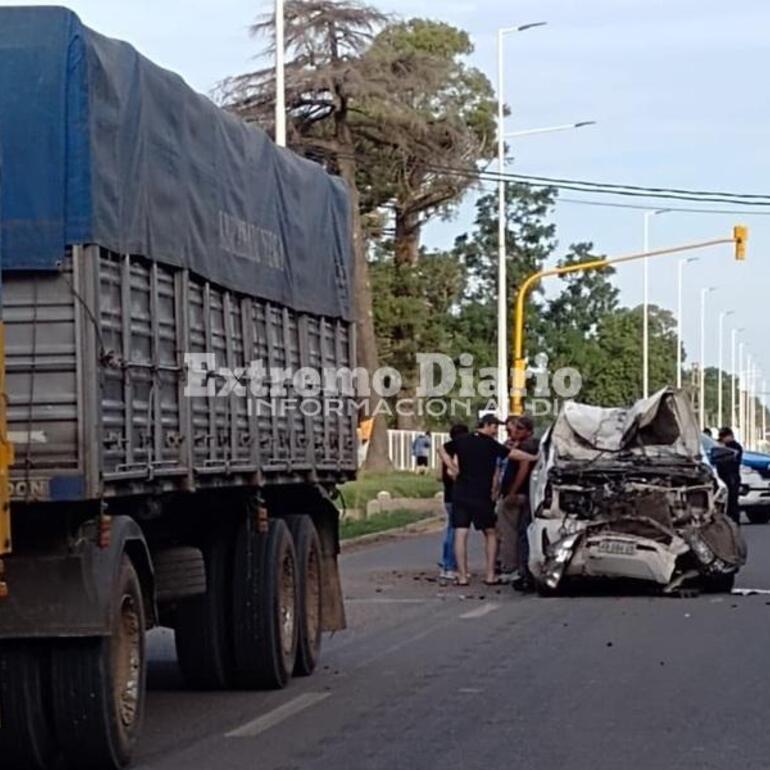 Imagen de Siniestro vial en Ruta 21: Fuerte choque entre un cami&oacute;n y un autom&oacute;vil a la altura de Tecnolagos