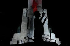 Imagen de Fervor en el Monumento: Rosario vive la cuenta regresiva para el hist&oacute;rico show de Fito P&aacute;ez