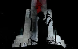 Imagen de Fervor en el Monumento: Rosario vive la cuenta regresiva para el hist&oacute;rico show de Fito P&aacute;ez