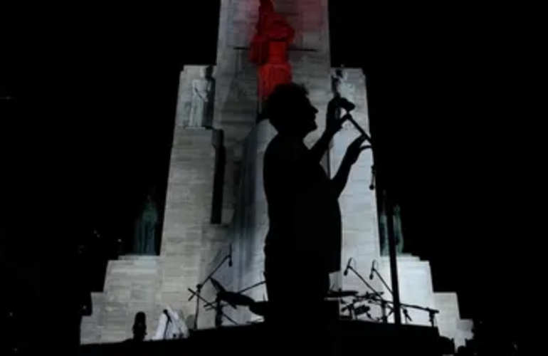 Imagen de Fervor en el Monumento: Rosario vive la cuenta regresiva para el hist&oacute;rico show de Fito P&aacute;ez