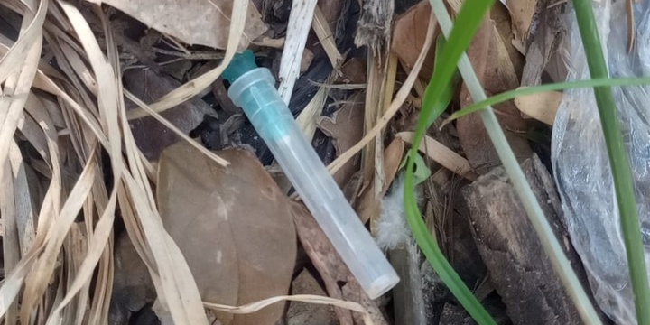 Imagen de Zona centro: una vecina encontr&oacute; una jeringa entre residuos en la vereda