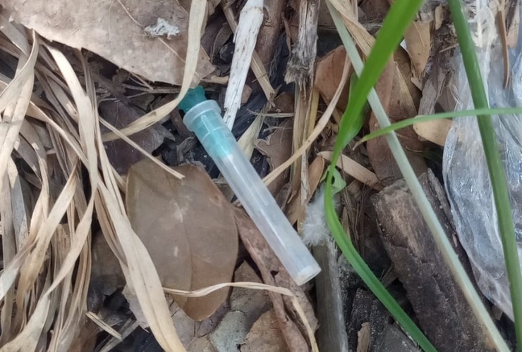 Imagen de Zona centro: una vecina encontr&oacute; una jeringa entre residuos en la vereda