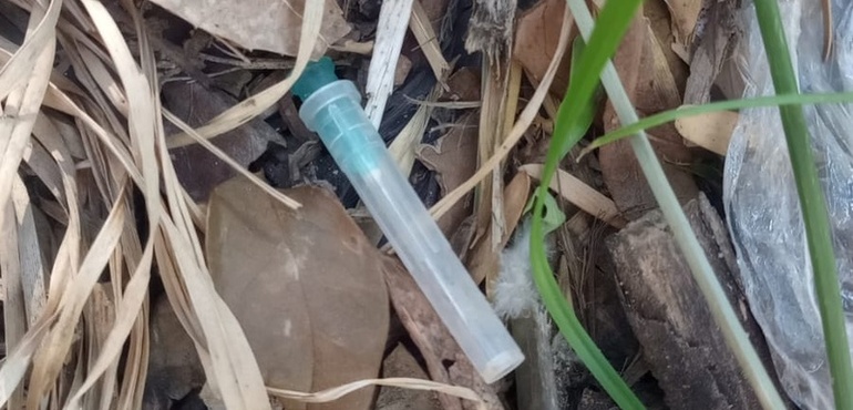 Imagen de Zona centro: una vecina encontr&oacute; una jeringa entre residuos en la vereda