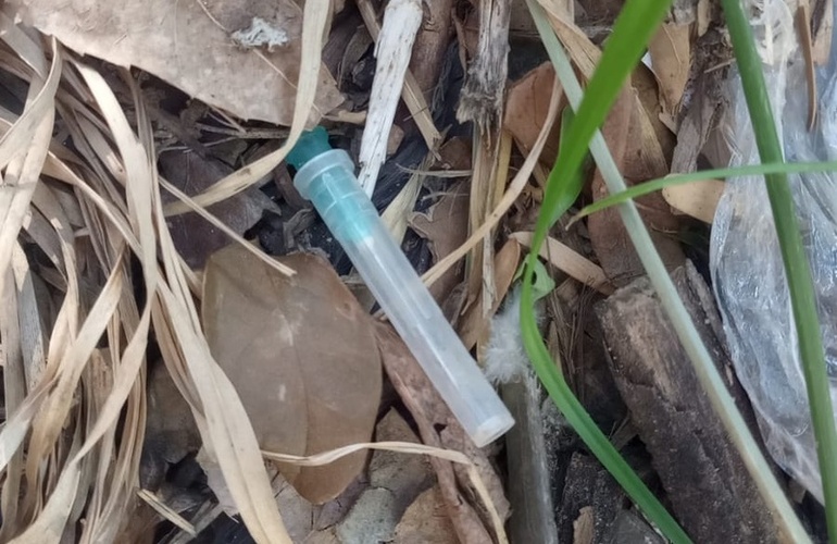Imagen de Zona centro: una vecina encontr&oacute; una jeringa entre residuos en la vereda