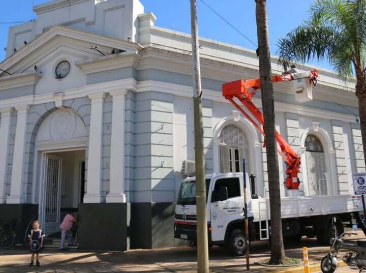 Imagen de "M&aacute;s seguro y moderno": El municipio avanza con el recambio de luminarias en la sede de Gobierno
