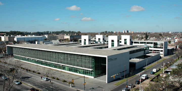 Imagen de Sigue en estado cr&iacute;tico el vigilador que se prendi&oacute; fuego frente a una empresa
