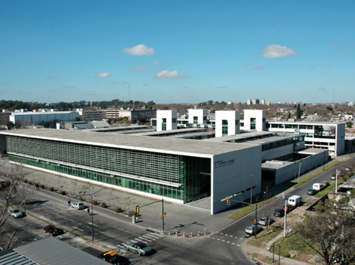 Imagen de Sigue en estado cr&iacute;tico el vigilador que se prendi&oacute; fuego frente a una empresa