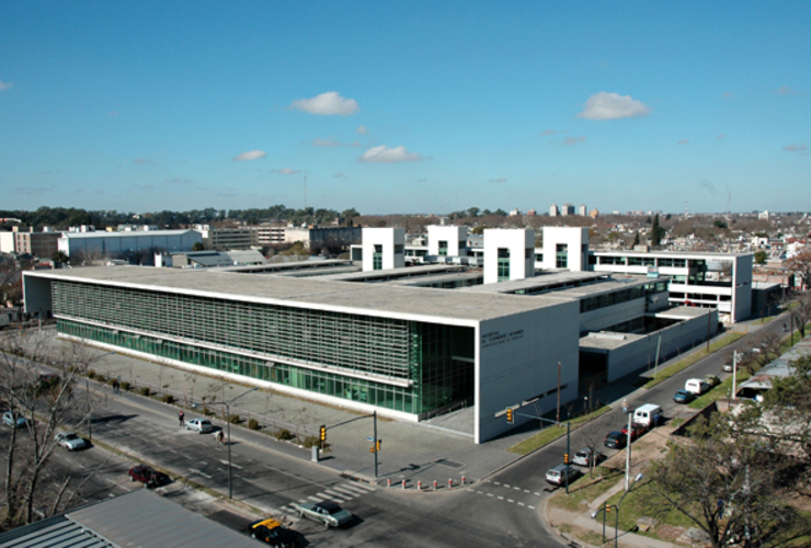 Imagen de Sigue en estado cr&iacute;tico el vigilador que se prendi&oacute; fuego frente a una empresa