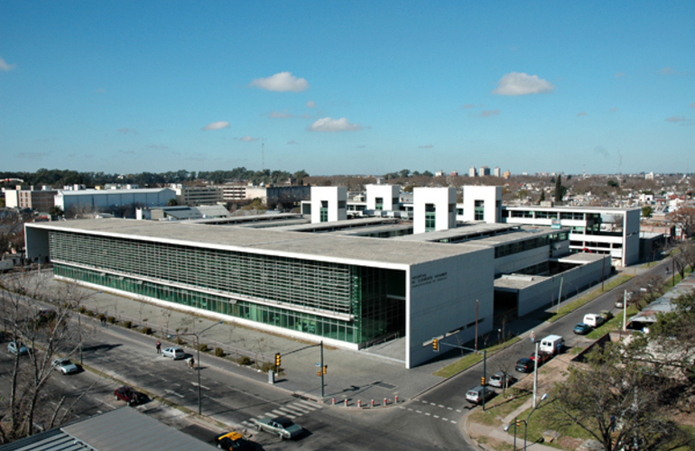 Imagen de Sigue en estado cr&iacute;tico el vigilador que se prendi&oacute; fuego frente a una empresa