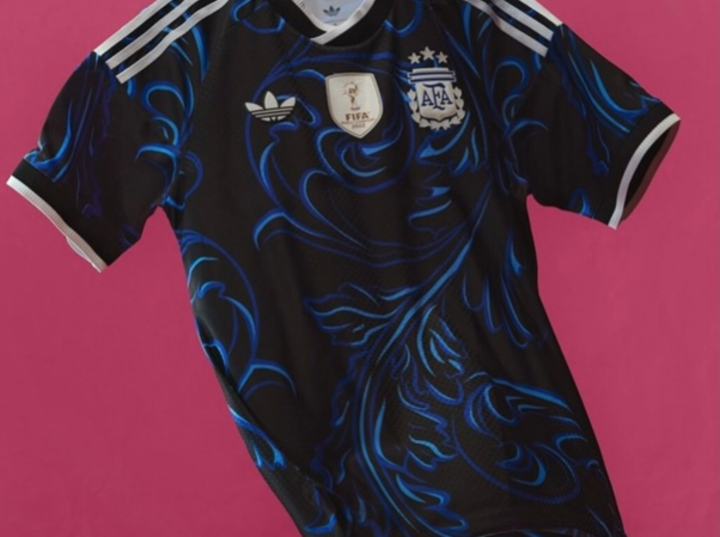 Imagen de La Selecci&oacute;n Argentina present&oacute; la nueva camiseta alternativa que utilizar&aacute; en el Mundial 2026