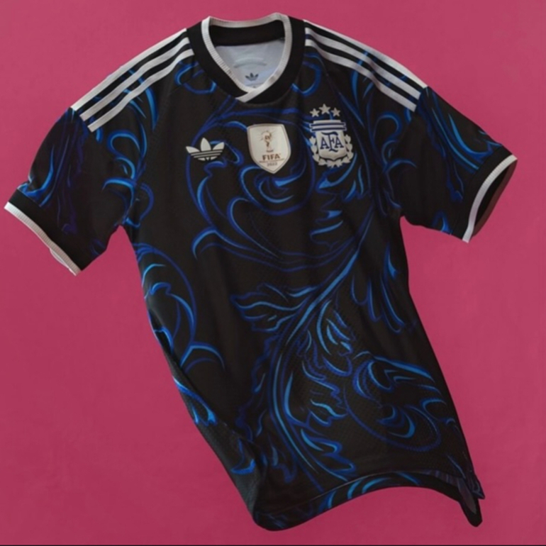 Imagen de La Selecci&oacute;n Argentina present&oacute; la nueva camiseta alternativa que utilizar&aacute; en el Mundial 2026