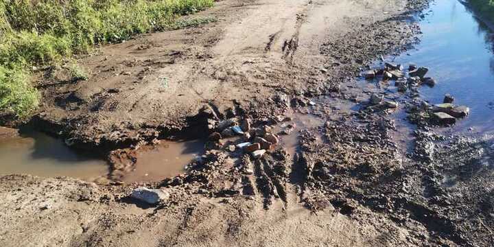Imagen de Reclaman limpieza de cunetas en el camino de Nista hacia el r&iacute;o