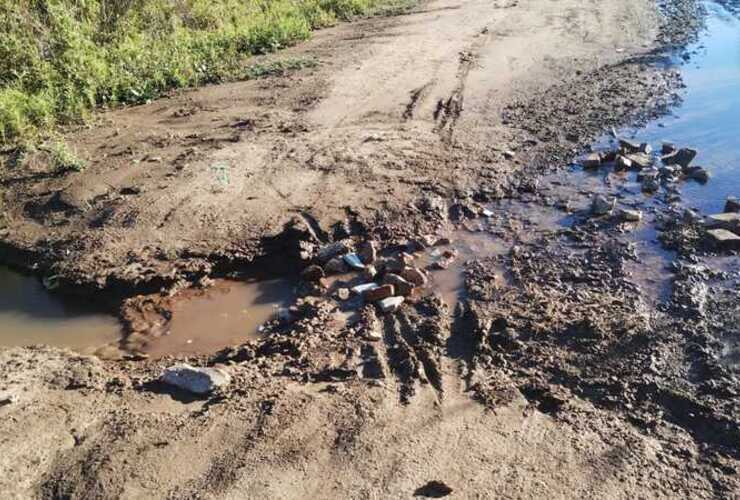 Imagen de Reclaman limpieza de cunetas en el camino de Nista hacia el r&iacute;o