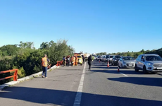 Imagen de Milagro en la Autopista: un cami&oacute;n cay&oacute; al r&iacute;o Carcara&ntilde;&aacute; y el chofer salv&oacute; su vida