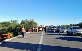 Imagen de Milagro en la Autopista: un cami&oacute;n cay&oacute; al r&iacute;o Carcara&ntilde;&aacute; y el chofer salv&oacute; su vida