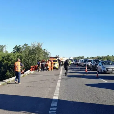 Imagen de Milagro en la Autopista: un cami&oacute;n cay&oacute; al r&iacute;o Carcara&ntilde;&aacute; y el chofer salv&oacute; su vida