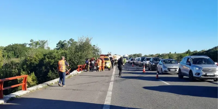 Imagen de Milagro en la Autopista: un cami&oacute;n cay&oacute; al r&iacute;o Carcara&ntilde;&aacute; y el chofer salv&oacute; su vida