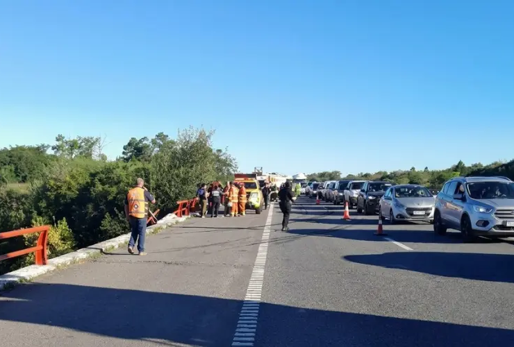 Imagen de Milagro en la Autopista: un camión cayó al río Carcarañá y el chofer salvó su vida Imagen de Milagro en la Autopista: un camión cayó al río Carcarañá y el chofer salvó su vida