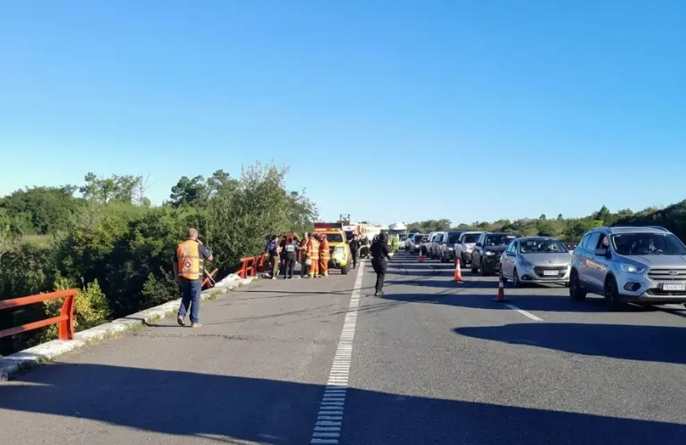 Imagen de Milagro en la Autopista: un cami&oacute;n cay&oacute; al r&iacute;o Carcara&ntilde;&aacute; y el chofer salv&oacute; su vida