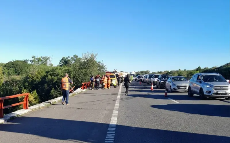 Imagen de Milagro en la Autopista: un cami&oacute;n cay&oacute; al r&iacute;o Carcara&ntilde;&aacute; y el chofer salv&oacute; su vida