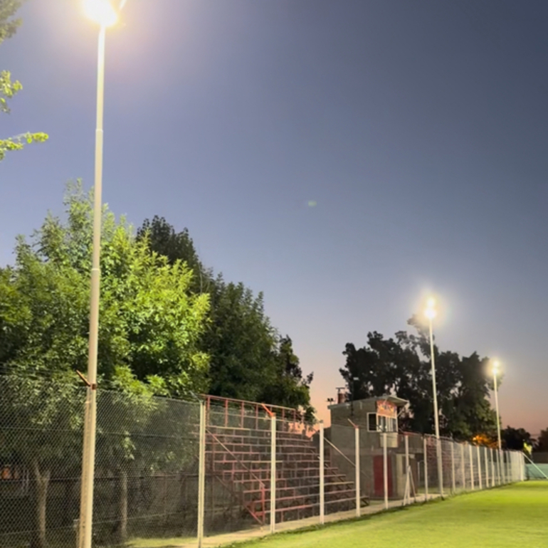 Imagen de Nuevas torres de iluminaci&oacute;n led en la cancha de f&uacute;tbol de Talleres