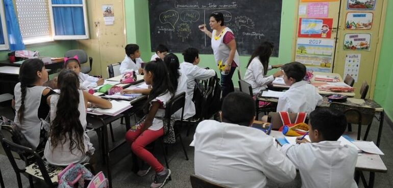 Imagen de Educaci&oacute;n en Santa Fe: casi 75 mil docentes percibieron el incentivo por "Asistencia Perfecta"