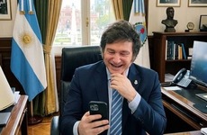 Imagen de El gobierno subi&oacute; una foto de Milei almorzando en Casa Rosada, pero de fondo en la ventana se ve la Casa Rosada