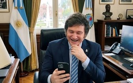 Imagen de El gobierno subi&oacute; una foto de Milei almorzando en Casa Rosada, pero de fondo en la ventana se ve la Casa Rosada