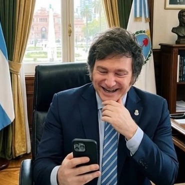 Imagen de El gobierno subi&oacute; una foto de Milei almorzando en Casa Rosada, pero de fondo en la ventana se ve la Casa Rosada