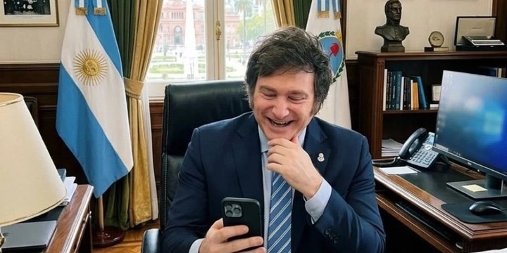 Imagen de El gobierno subi&oacute; una foto de Milei almorzando en Casa Rosada, pero de fondo en la ventana se ve la Casa Rosada