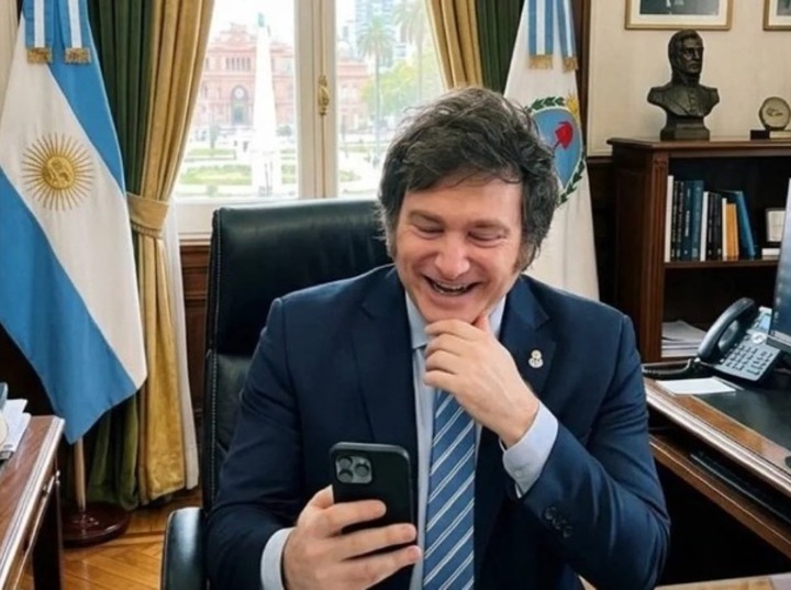 Imagen de El gobierno subi&oacute; una foto de Milei almorzando en Casa Rosada, pero de fondo en la ventana se ve la Casa Rosada