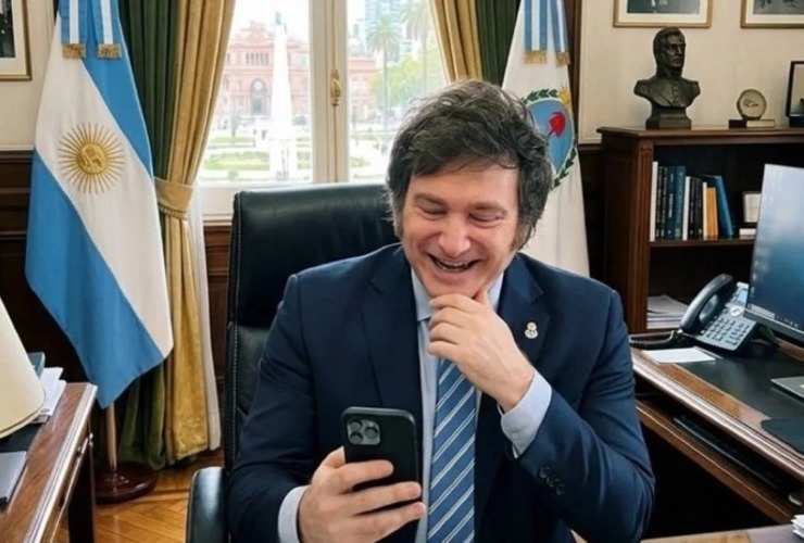 Imagen de El gobierno subi&oacute; una foto de Milei almorzando en Casa Rosada, pero de fondo en la ventana se ve la Casa Rosada