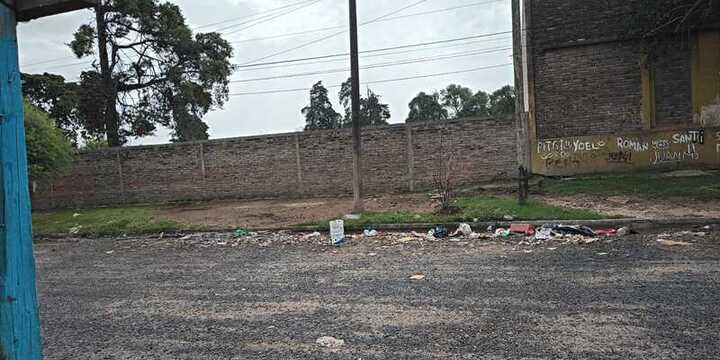 Imagen de Falta de contenedores en calle Independencia: vecinos reclaman por la acumulaci&oacute;n de basura en la v&iacute;a p&uacute;blica