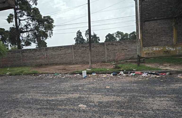 Imagen de Falta de contenedores en calle Independencia: vecinos reclaman por la acumulaci&oacute;n de basura en la v&iacute;a p&uacute;blica
