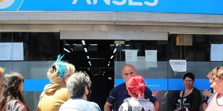 Imagen de ANSES: suben las jubilaciones en abril pero el Gobierno mantiene congelado el bono de $70.000