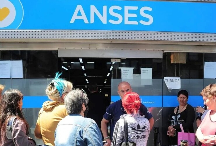 Imagen de ANSES: suben las jubilaciones en abril pero el Gobierno mantiene congelado el bono de $70.000