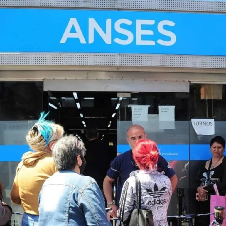 Imagen de ANSES: suben las jubilaciones en abril pero el Gobierno mantiene congelado el bono de $70.000