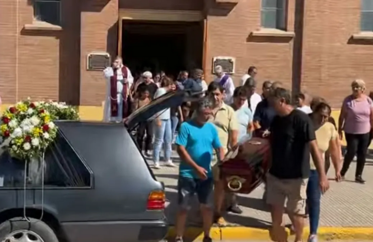 Imagen de Dolor y silencio en San Crist&oacute;bal: la ciudad despidi&oacute; a Ian, el adolescente asesinado en la Escuela Normal