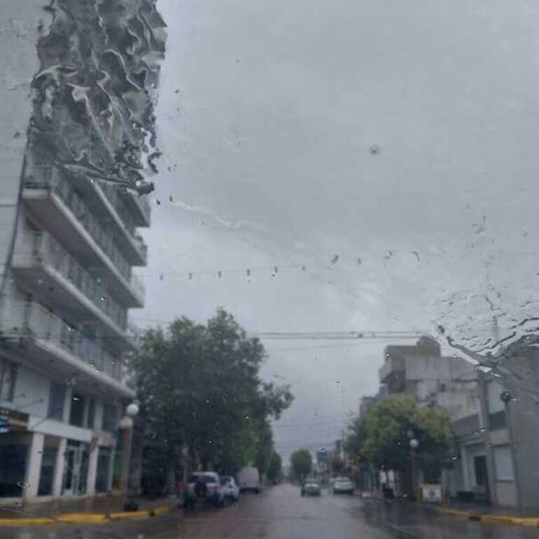 Imagen de Clima extremo: doble alerta por calor agobiante y tormentas fuertes