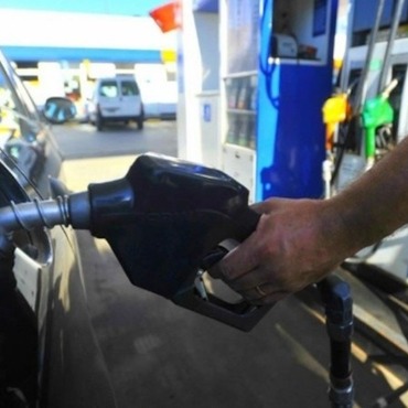 Imagen de Precio de la nafta: YPF anunci&oacute; que no trasladar&aacute; la suba del petr&oacute;leo al surtidor por 45 d&iacute;as
