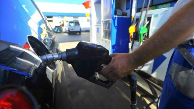 Imagen de Precio de la nafta: YPF anunci&oacute; que no trasladar&aacute; la suba del petr&oacute;leo al surtidor por 45 d&iacute;as