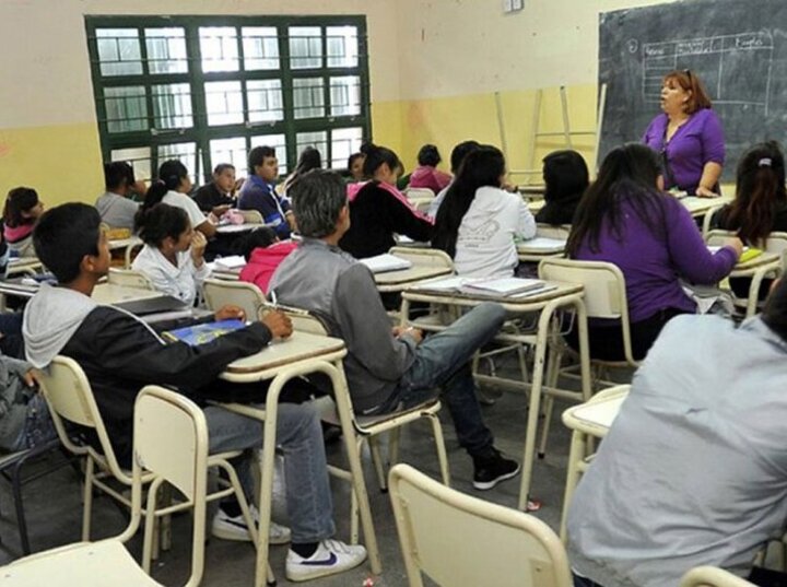 Imagen de Alerta en las escuelas: detectan armas blancas en mochilas de estudiantes y radicaron una denuncia policial